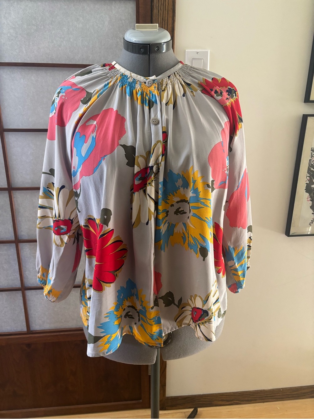 VGUC 100% Silk Tucker Classic in Light Gray Floral Button-US M